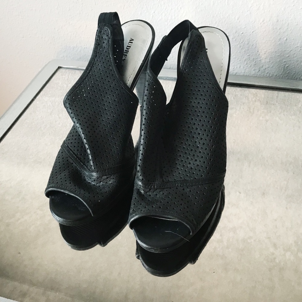 Audrey Brooke perforated peep toe heels sz 8.5